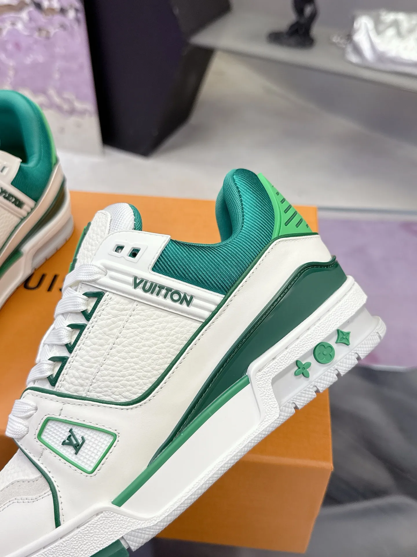 Factory price: 760💰 (latest color) This LV Trainer sneaker is made of grained cow leather, and uses vibrant colors to pay tribute to Virgil Abloh’s original classic inspired by retro basketball shoes. The upper is embellished with rubber LV letters and Vuitton logo, and the outsole is decorated with Monogram flowers. Exquisite packaging at the delivery counter🛍📦 ▪️Fabrics: Original customized first-layer cowhide ▪️Inner lining: Original customized breathable mesh lining ▪️Outsole: Original molded two-color TPU combination outsole ▪️Sole thickness: 3CM ▪️Size: Women's 35-40 Men's 38-46